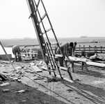 350176 Afbeelding van enkele bouwvakkers, bezig met het houtwerk ten behoeve van de restauratie van de Kockengense ...